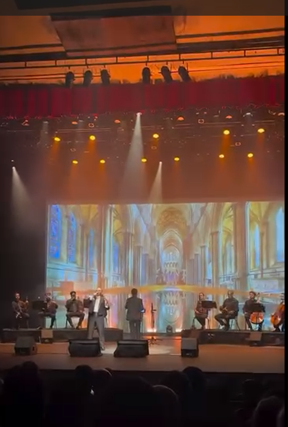 Tenor Leone durante apresentação musical para eventos corporativos, convenções, congressos, premiações e eventos empresariais.
