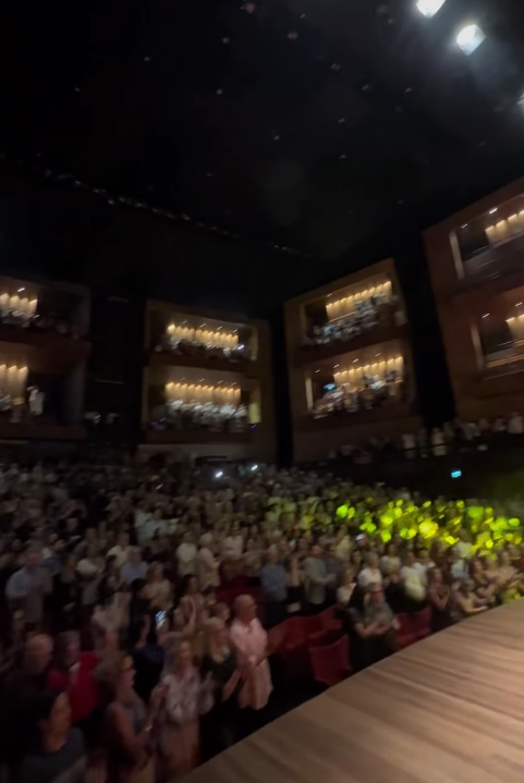 Tenor Leone em apresentação musical para eventos corporativos, convenções, congressos e cerimônias institucionais com orquestra.